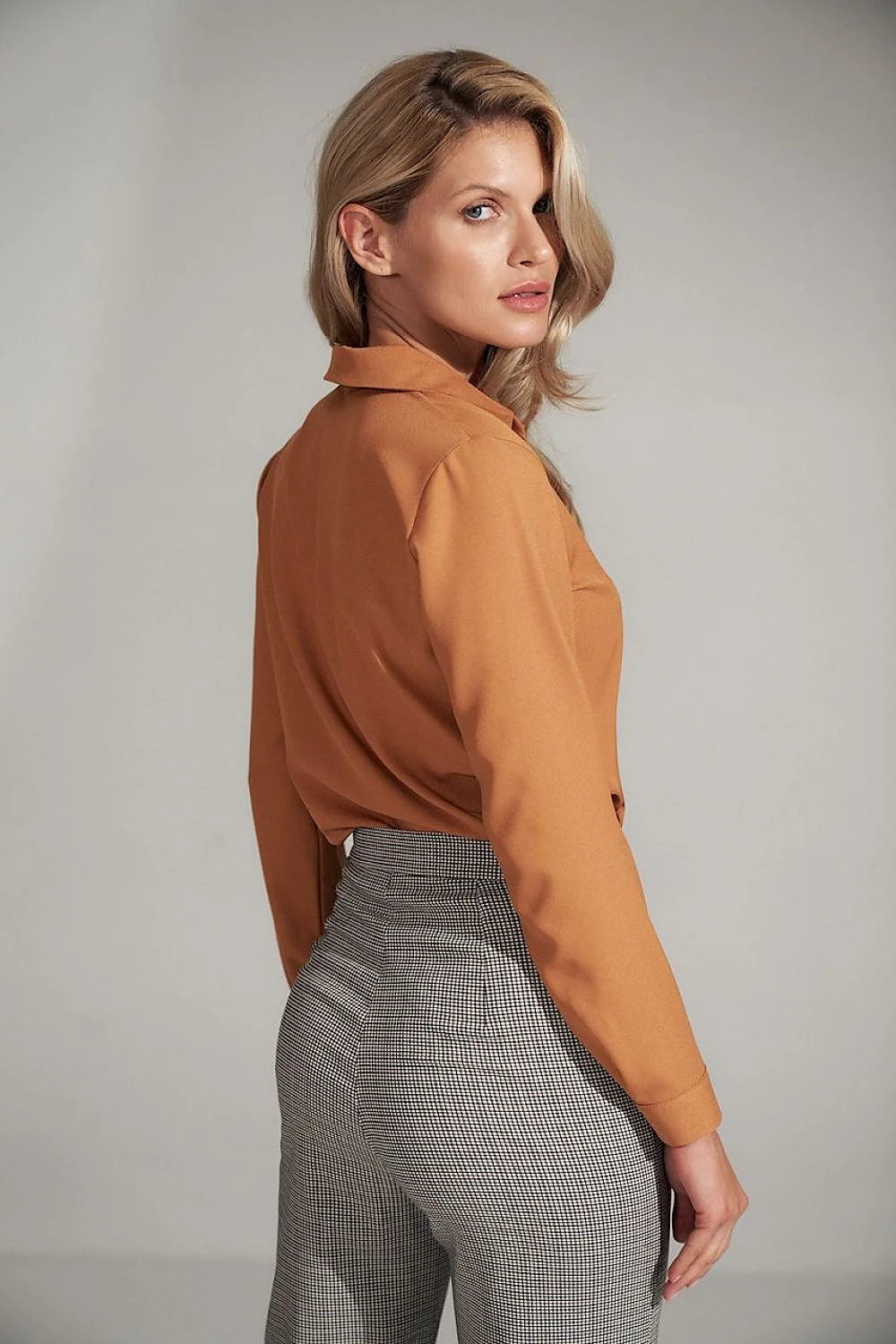 Chemisier jersey manches longues élégant col plié marron automne hiver féminin style sophistiqué