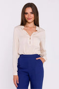 Chemisier Stylove élégant style sobre beige coupe ample manches longues en V col ouvert pantalon taille haute coupe droite bleu vif look professionnel vêtement femme