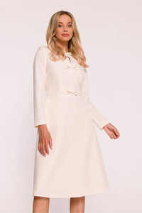 robe jour élégante tissu lisse doublée confort décolleté rond fente discrète manches longues coupe trapèze ample noeuds décoratifs
