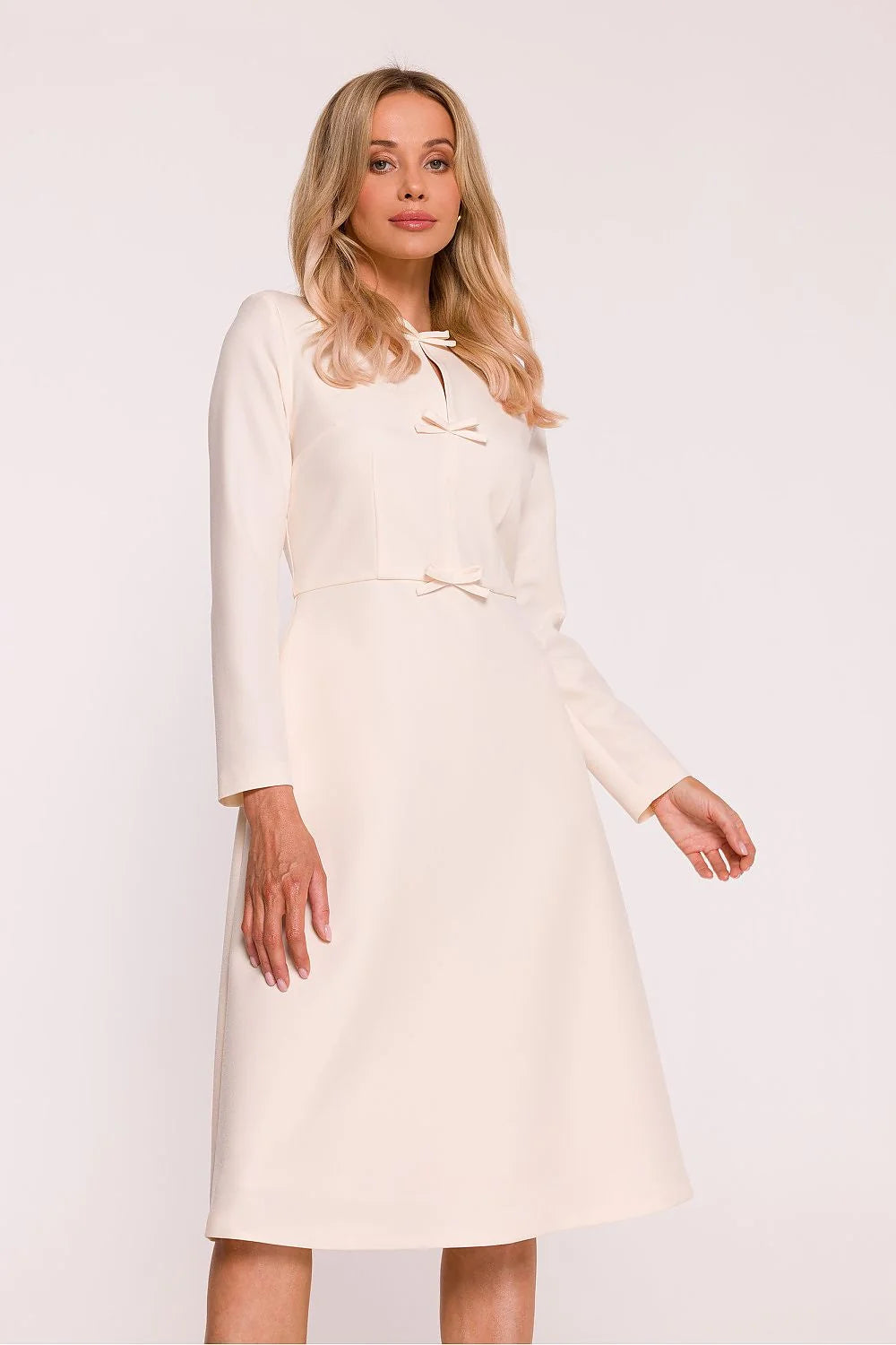 robe jour élégante tissu lisse doublée confort décolleté rond fente discrète manches longues coupe trapèze ample noeuds décoratifs