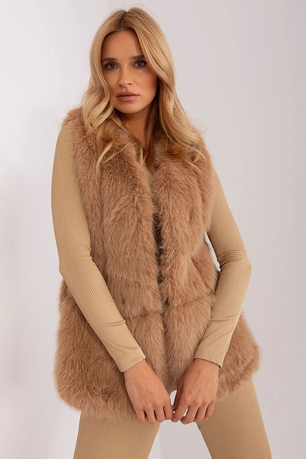 Gilet sans manches en fausse fourrure beige chaud coupe droite hanches confortable élégant moderne femmes occasionnels