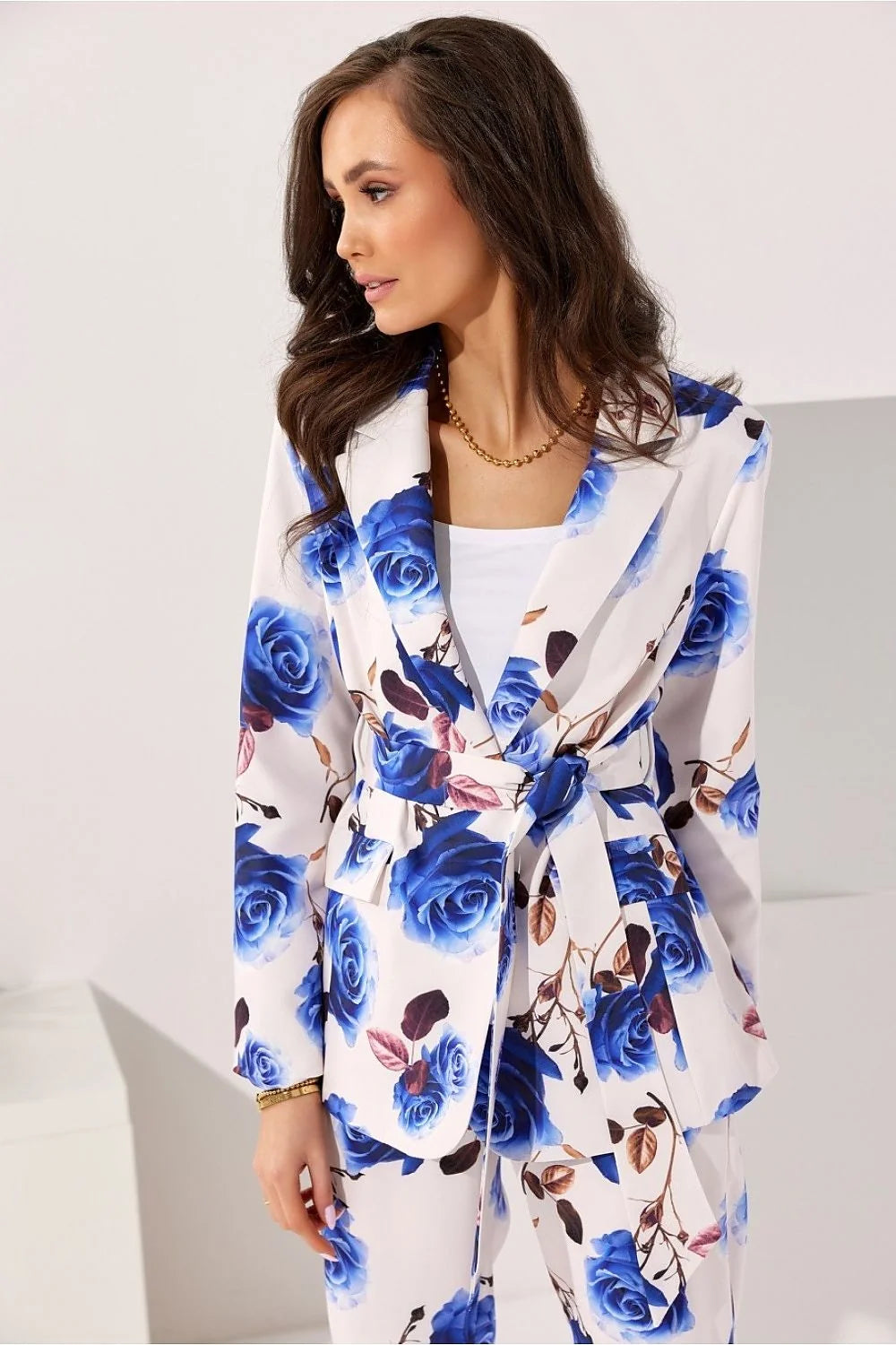 Costume femme à deux pièces veste pantalon floral vibrant tailleur élégant coupe structurée épaules larges ceinture ajustable polyester high-waisted slim-fit eventos formales