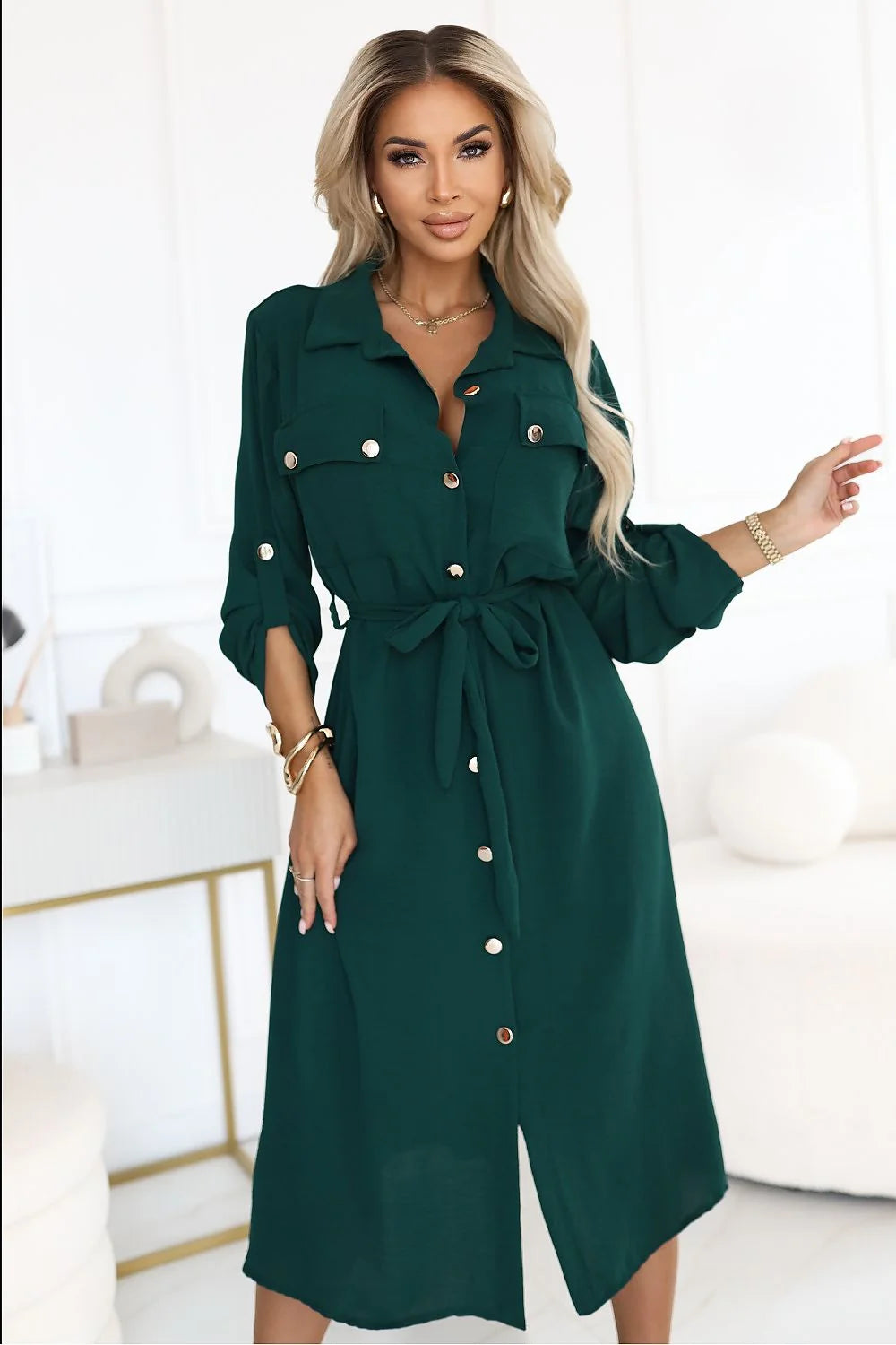 robe chemise midi vert forêt militaire fluide col classique boutonnage boutons dorés poches rabat ceinture nouée manches retroussables cintrée élancée