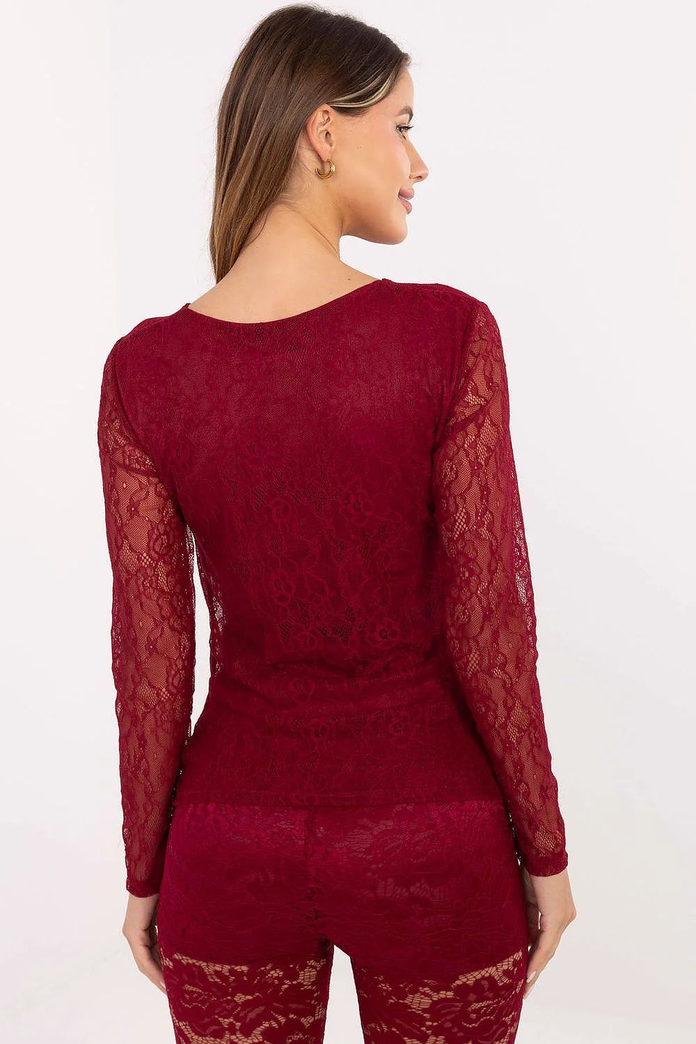 chemisier bordeaux dentelle florale manches longues transparentes col rond coupe ajustée doublé opaque plis décoratifs galbant silhouette