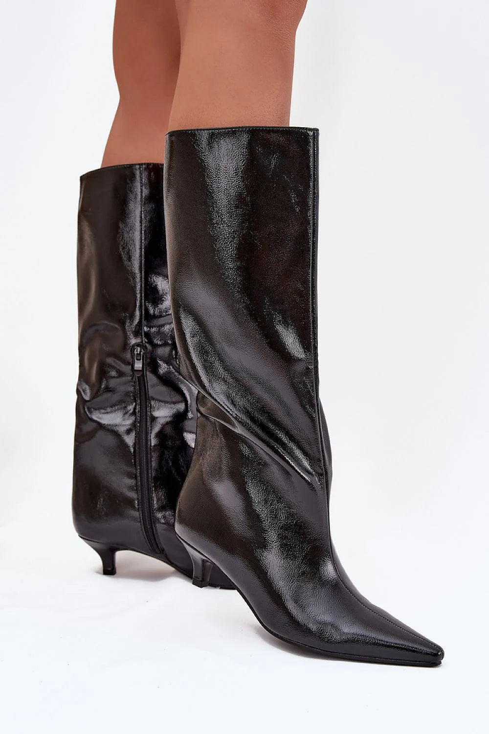 bottes femme mi mollet cuir ecologique verni noir bout pointu silhouette effilee talon bas confortable doublure fourrure fermeture eclair elegante