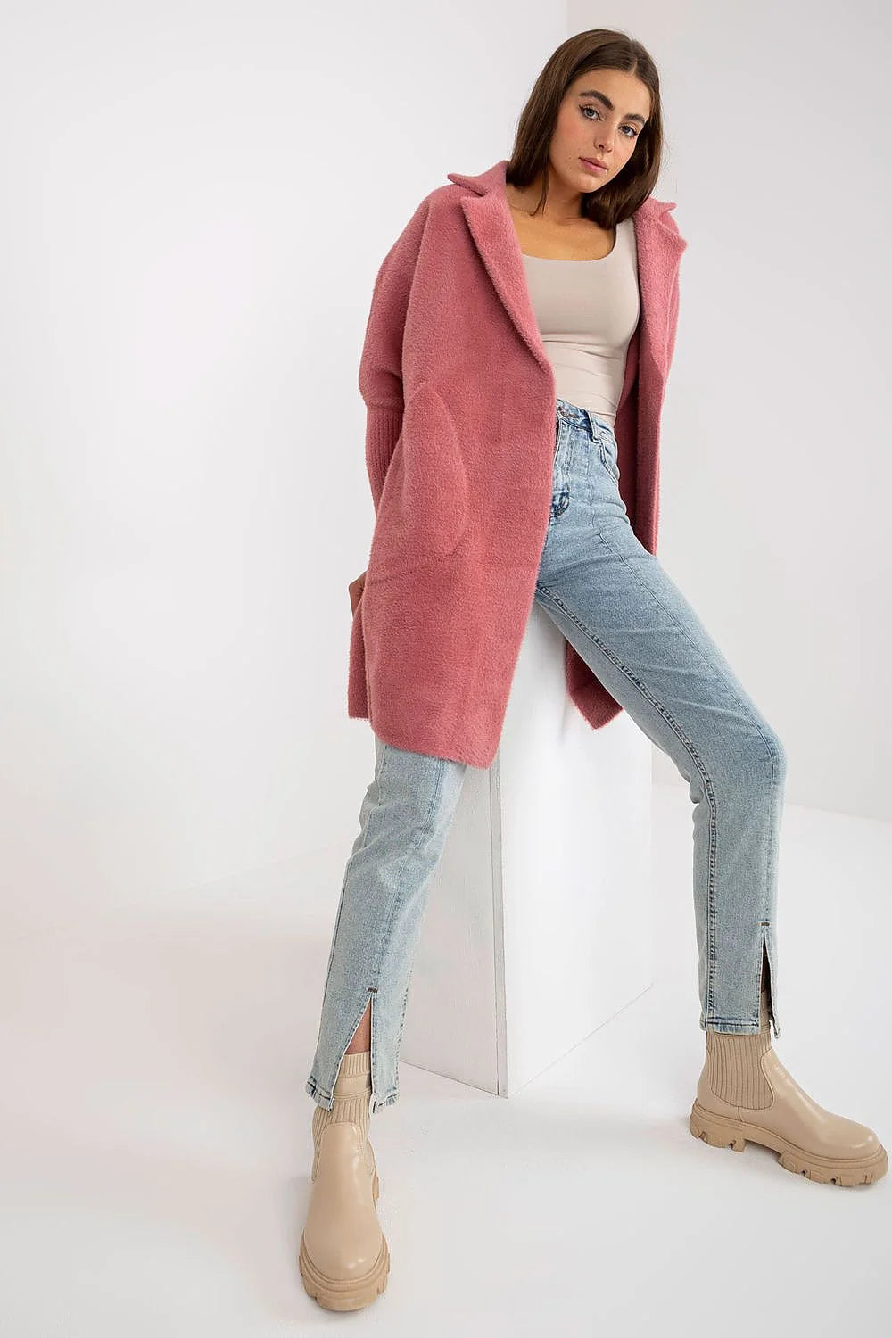 Manteau pour femme élégant long oversize couleur rose antique laine bouclée poches en patch coupe moderne style intemporel