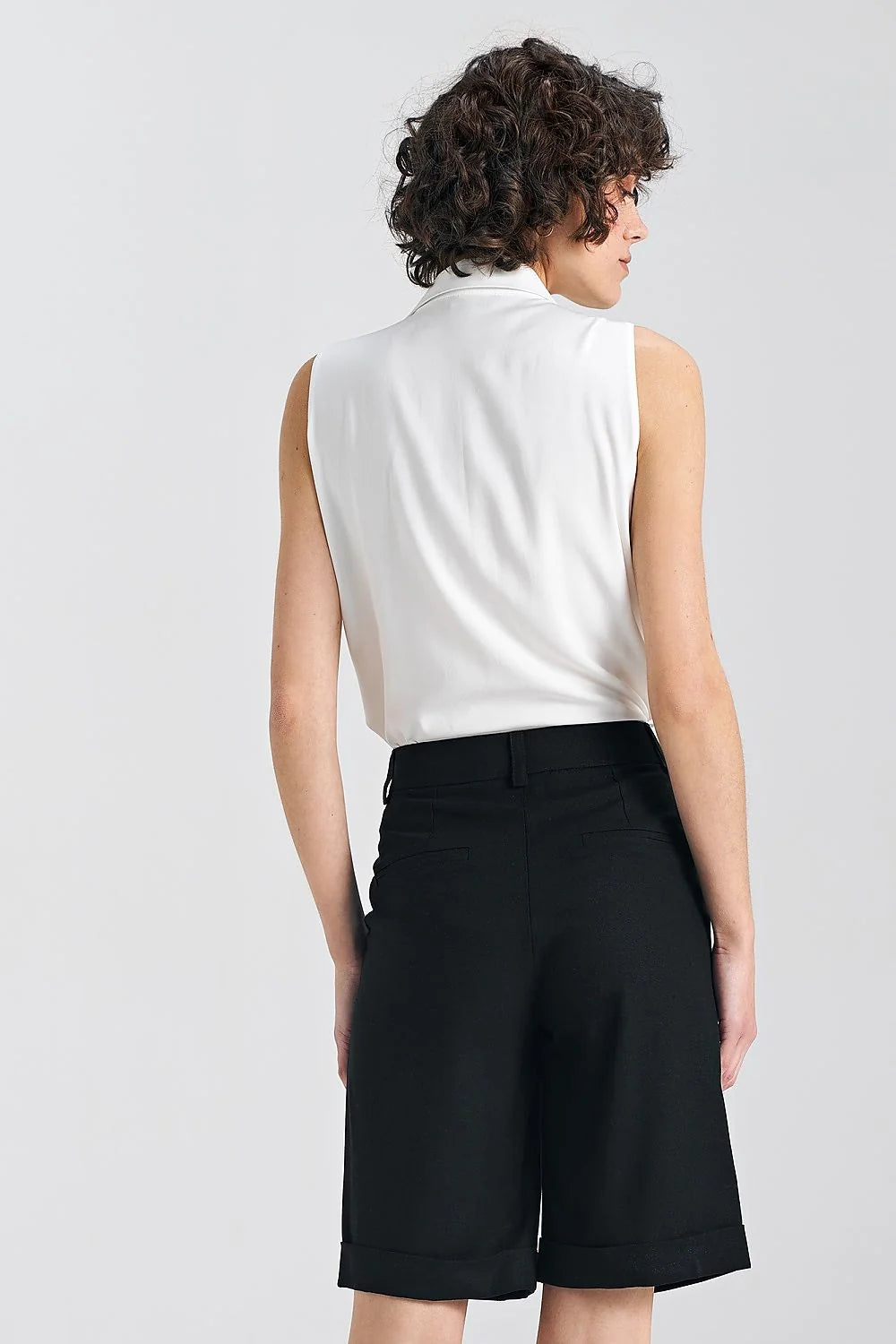 chemise sans manches viscose blanche fluide légère coupe ajustée col classique boutons discrets tombé net intemporelle élégante estivale