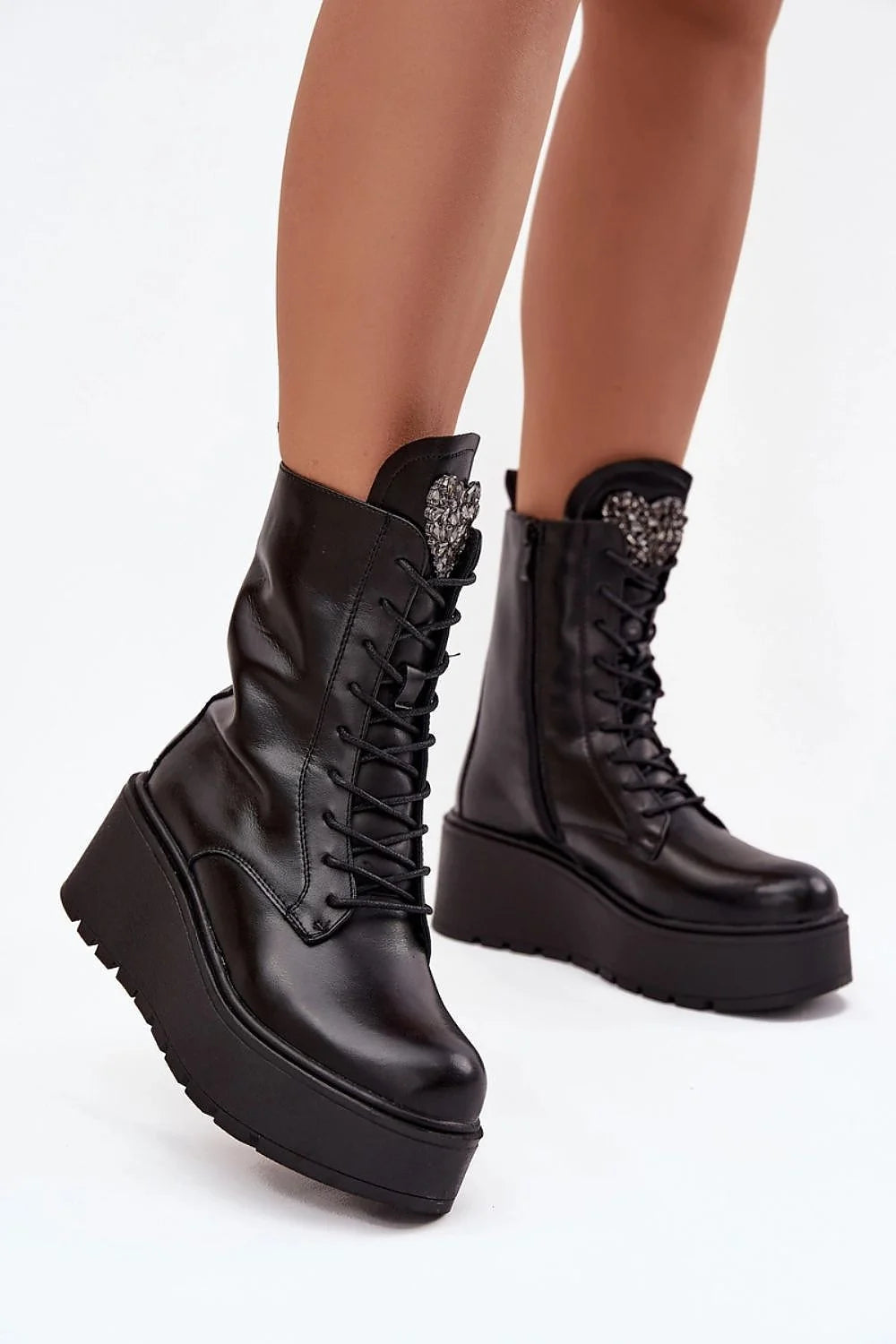 bottines femme cuir naturel noir brillant plateforme crantée talon compensé confort doublure chaude lacets fermeture éclair décor cristaux coeur urbain