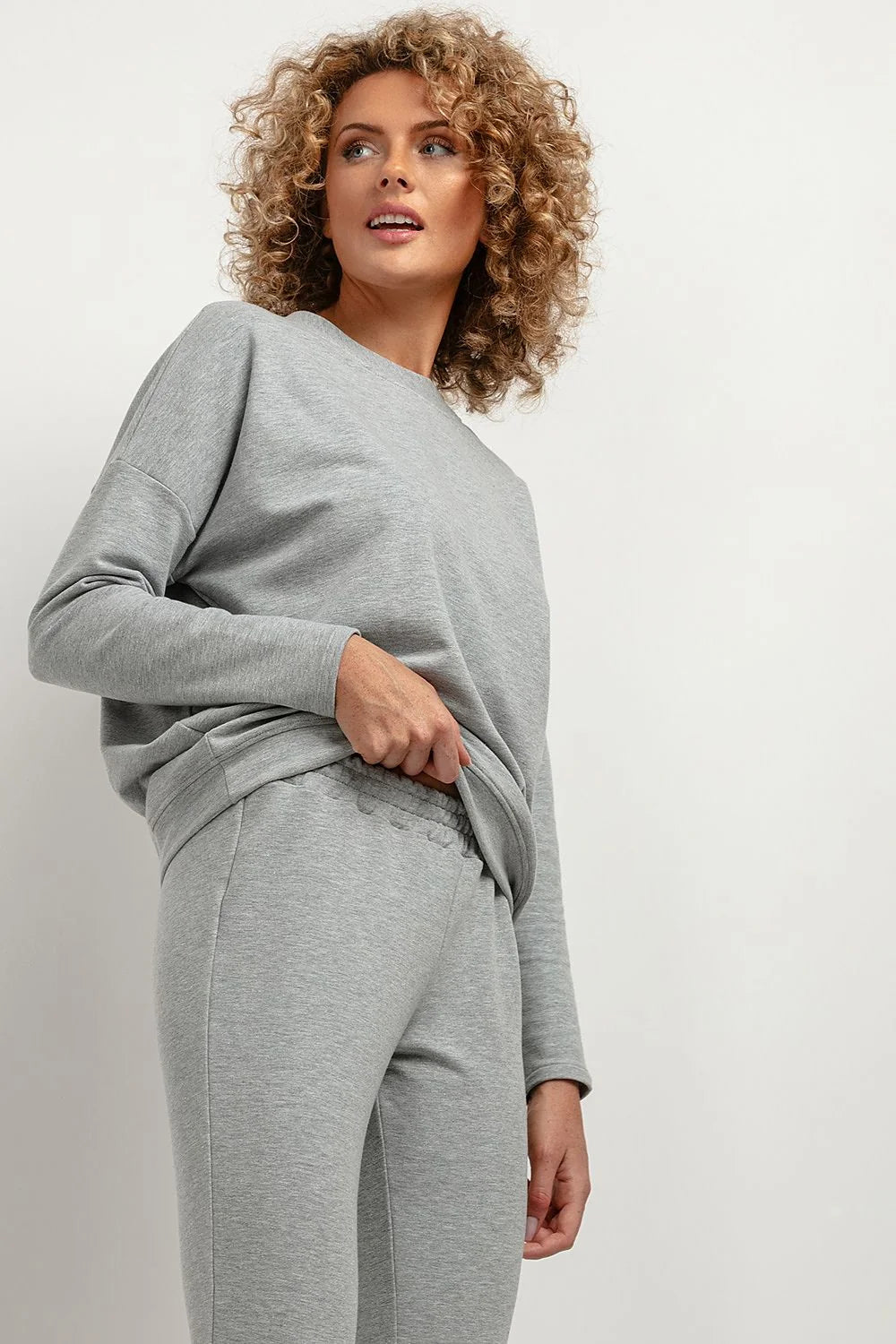 Ensemble décontracté pour femme en coton-polyester gris clair, style minimaliste, coupe ample et confortable, pantalon ajusté, tissu doux, idéal pour la maison ou les sorties
