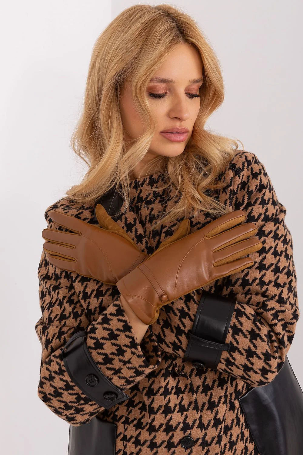 Gants en cuir lisse pour femmes, design intemporel, couleur brun caramel, style élégant, coupe ajustée, surpiqûres décoratives, finitions soignées, revers replié, idéaux pour hiver