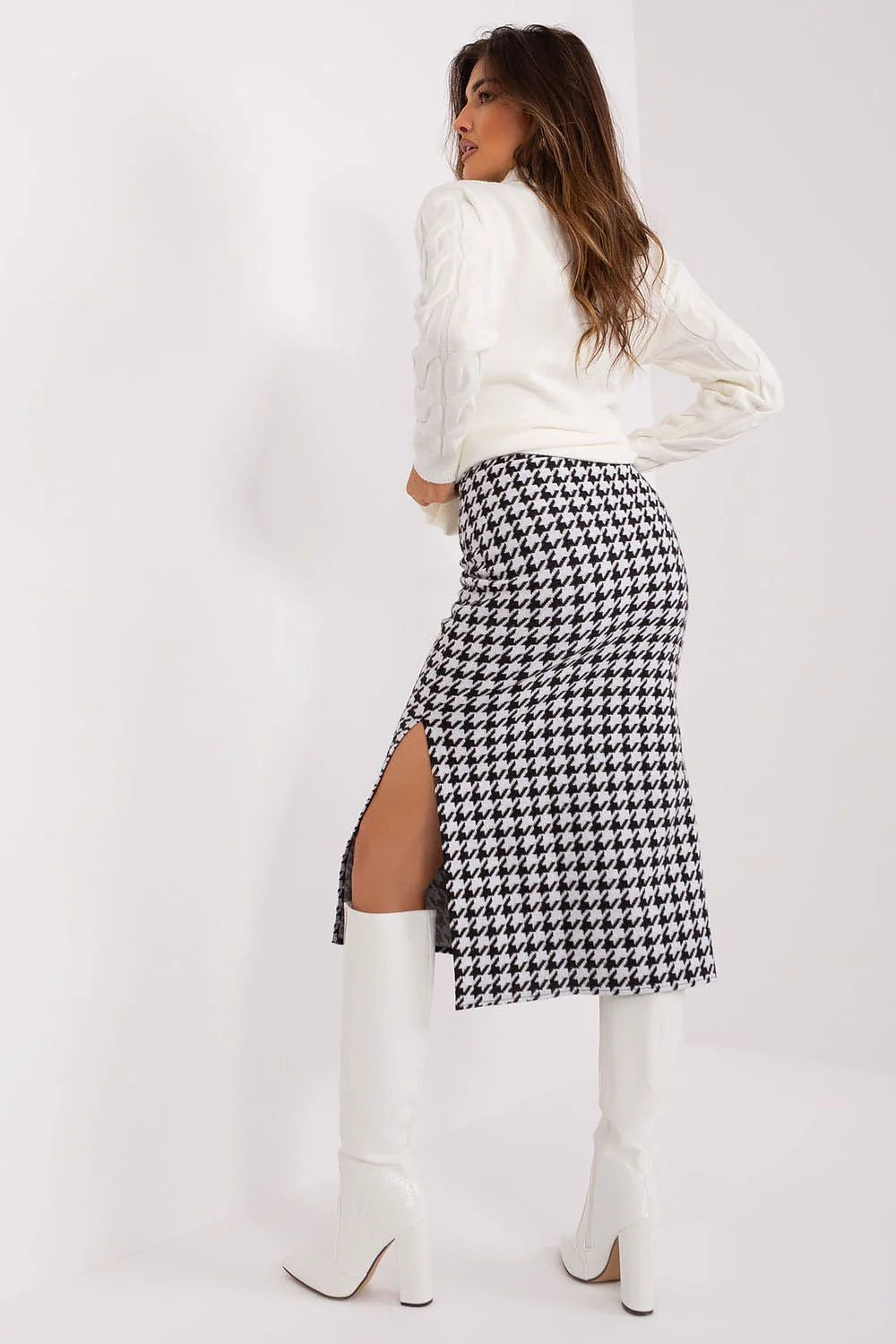 Ensemble mode femme pull motif torsadé jupe pied-de-poule bottes blanches hautes taille ajustable style chic moderne