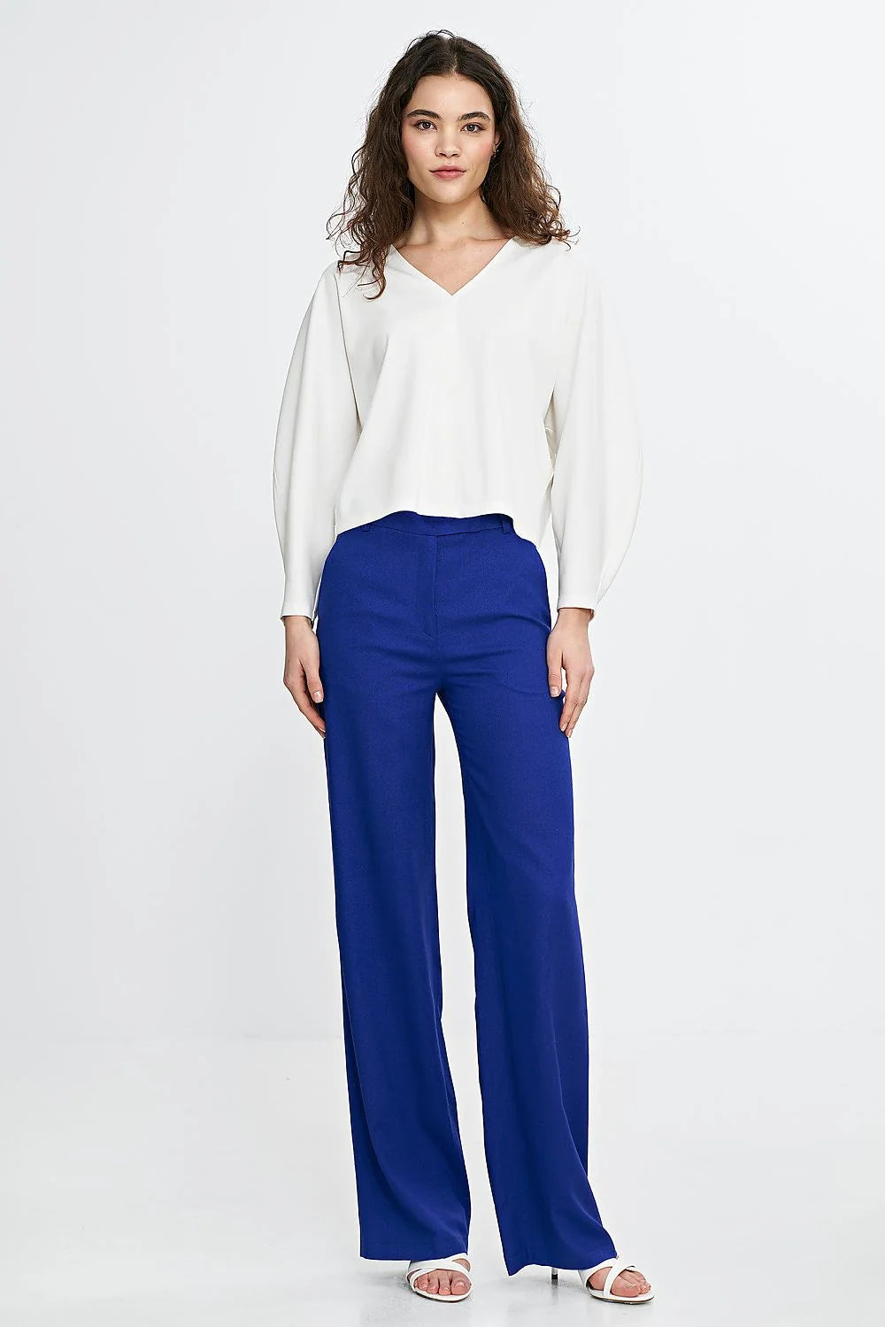chemisier blanc oversize encolure V manches longues chauvesouris coupe boxy courte tissu fluide tombé structuré minimaliste élégant polyvalent