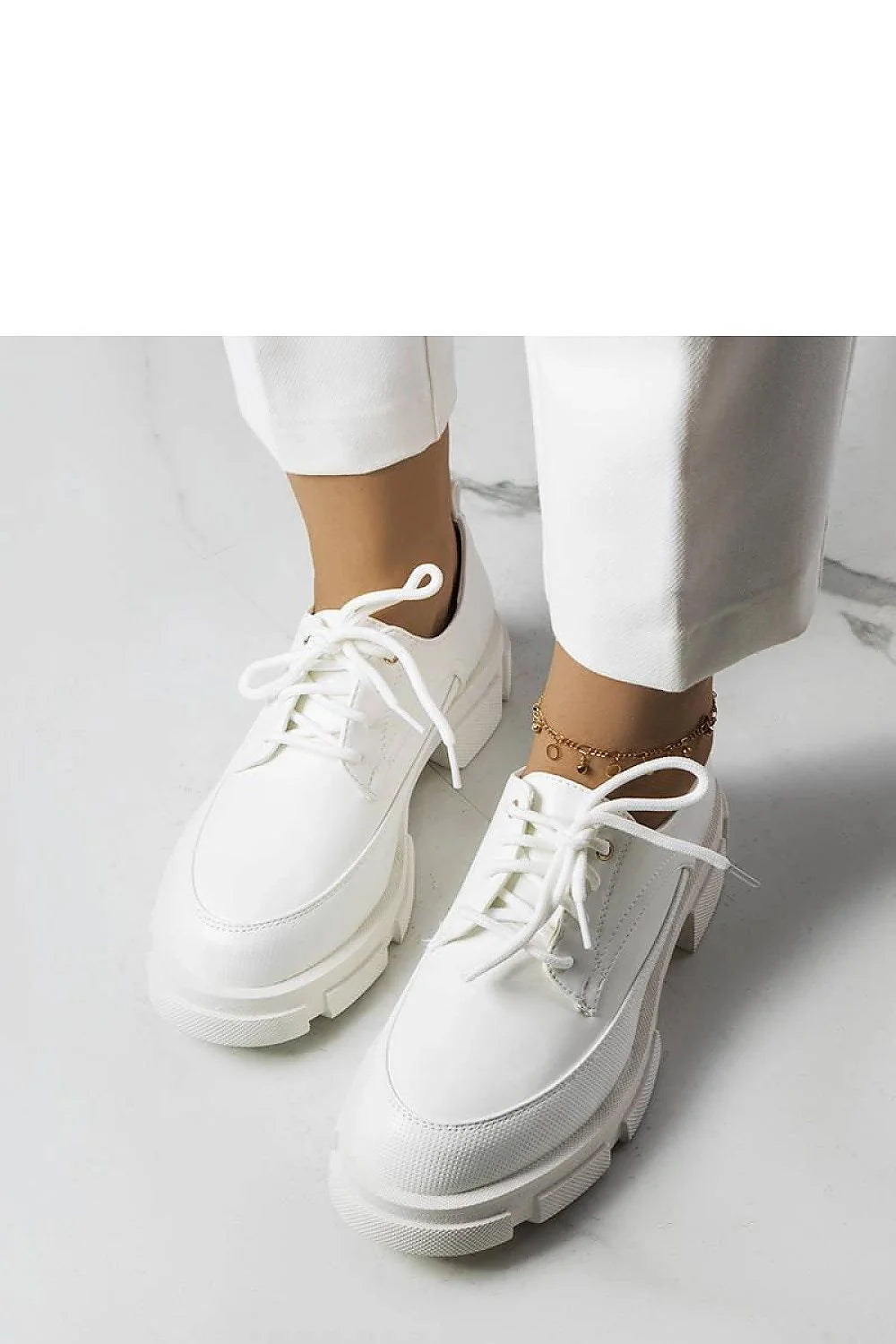 Chaussures basses tendance mode femme style moderne sneakers blanches épurées semelle épaisse cuir écologique confort