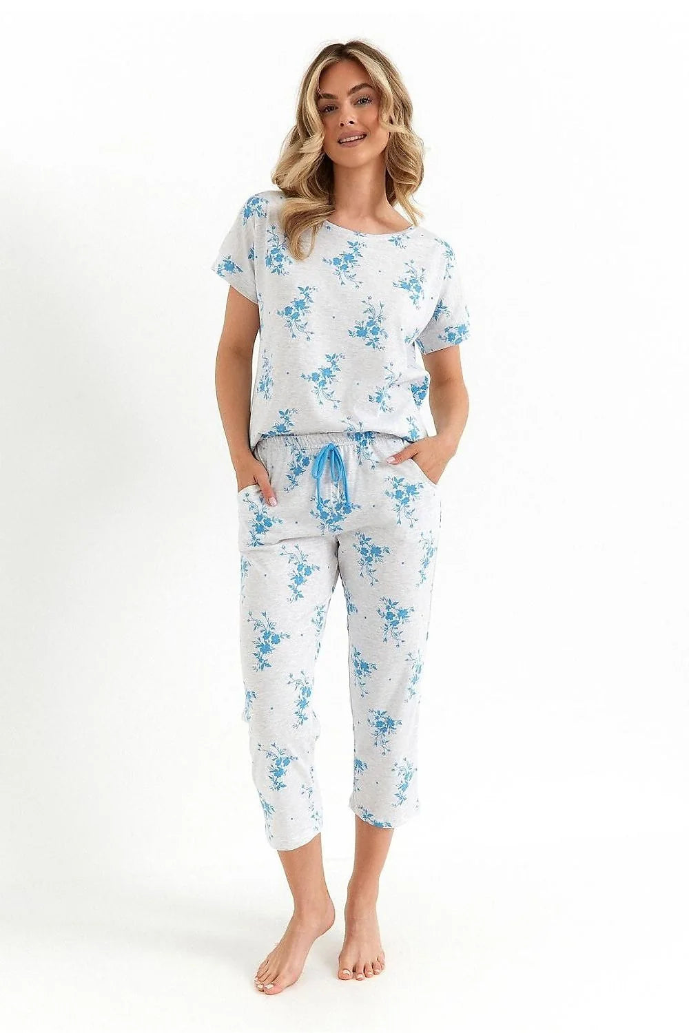 Pyjama pour femmes en coton motif floral bleu gris clair coupe ample manches courtes pantalons 3/4 poches