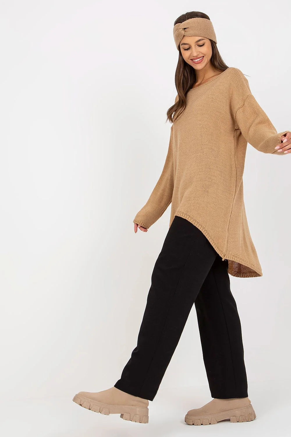 Pull-over féminin épuré rose pâle longue manches longues coupe ample style casual chic femme