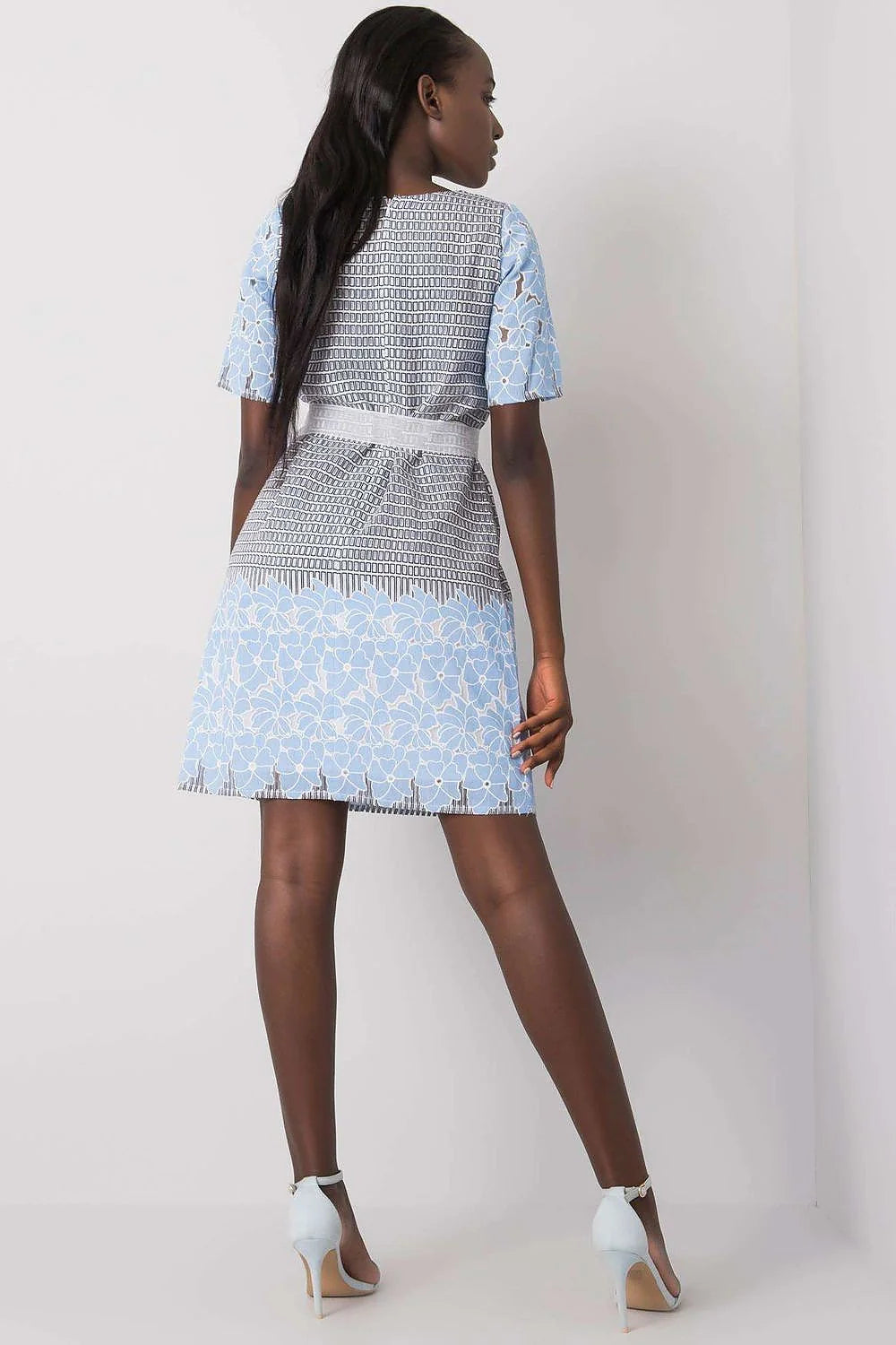 Robe féminine élégante design moderne motifs géométriques floraux tissu respirant coupe droite genoux manches courtes ceinture blanche