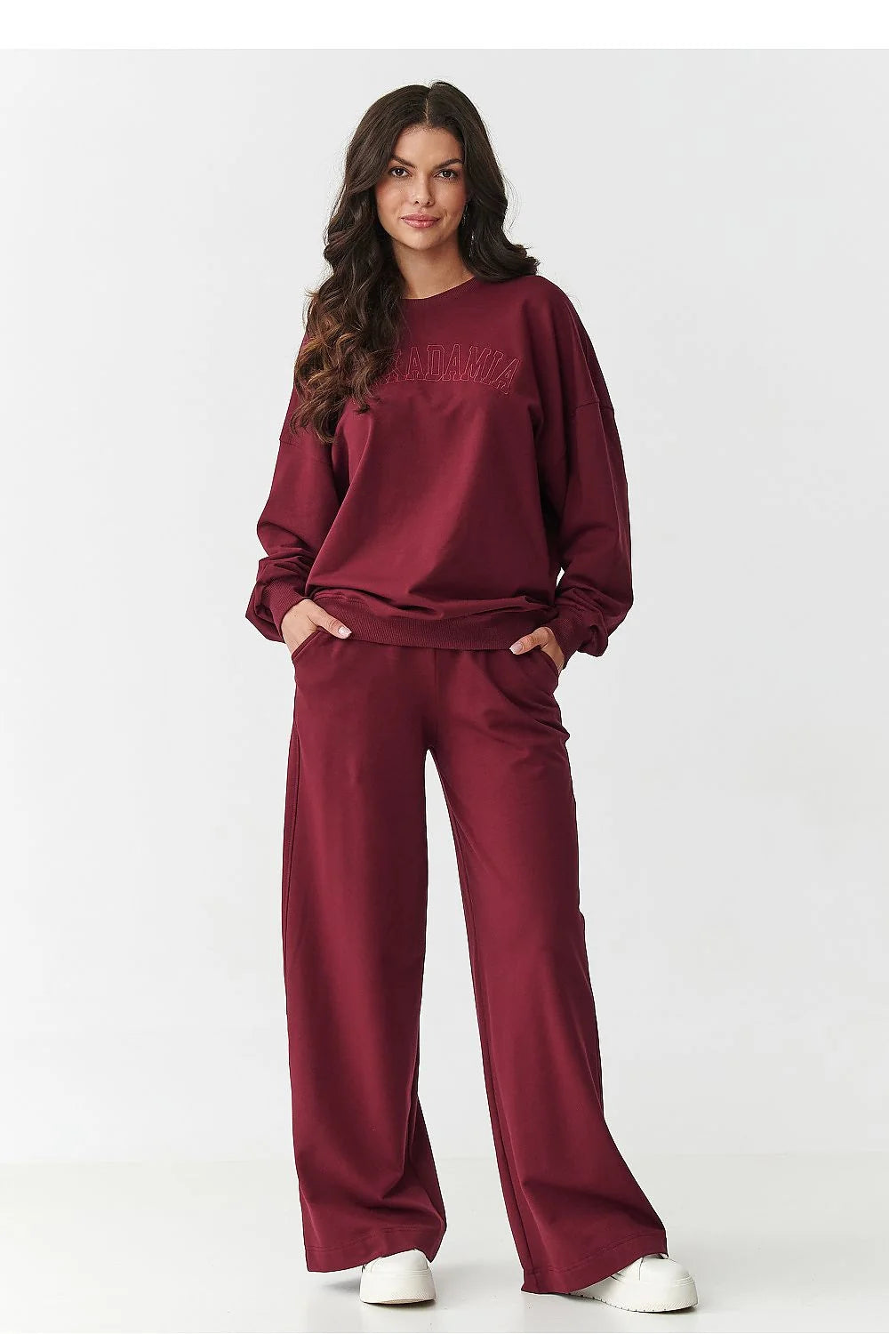 ensemble survêtement femme oversize sweat col rond manches tombantes pantalon large taille élastiquée poches latérales logo brodé bordeaux molleton coton