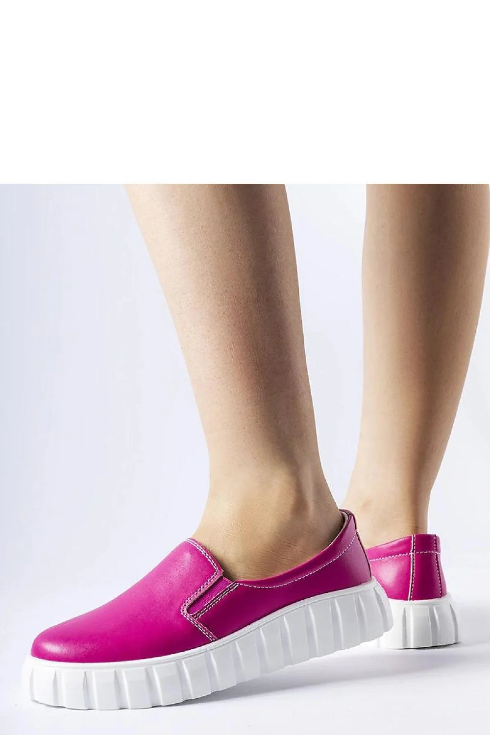 Chaussures basses pour femme design moderne audacieux cuir synthétique rose vibrant semelle épaisse blanche confort maximal style casual dynamique