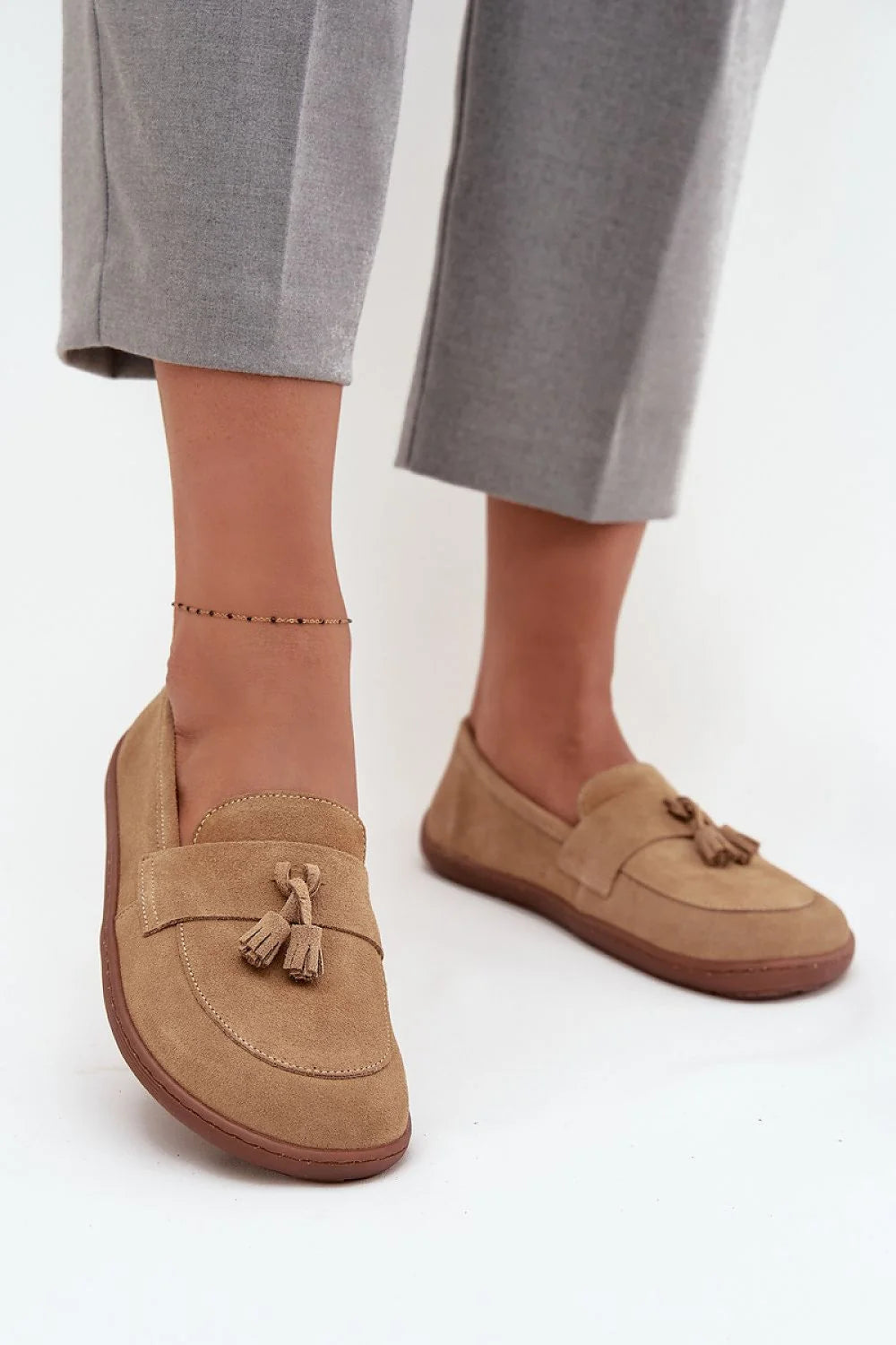 mocassins femme pieds nus suède camel pompons pampilles bout arrondi épurée surpiquées semelle caoutchouc marron confortable léger