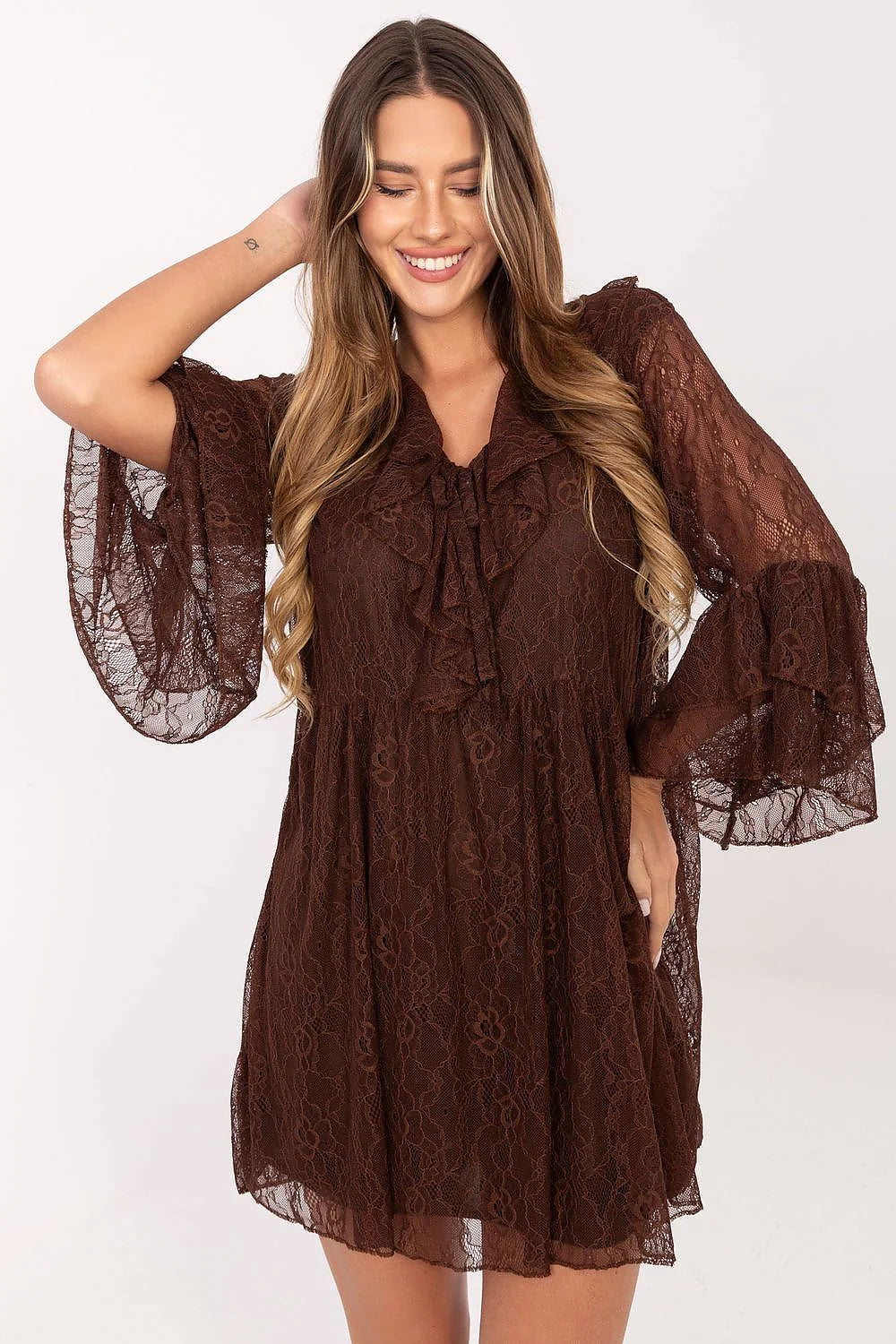 robe soirée dentelle évasée mini manches volants cloche décolleté V noeud plissé doublure opaque coupe fluide taille empire bohème chic