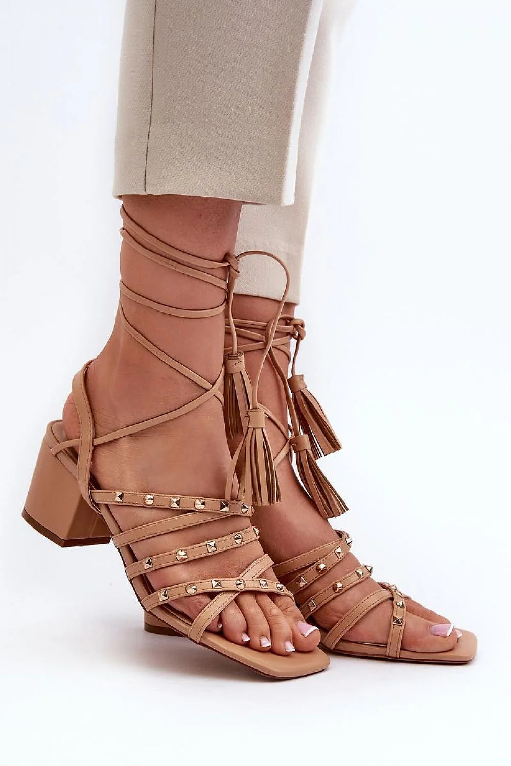 Sandales élégantes moderne talon bloc couleur beige cuir artificiel lacets pompons style bohème femmes