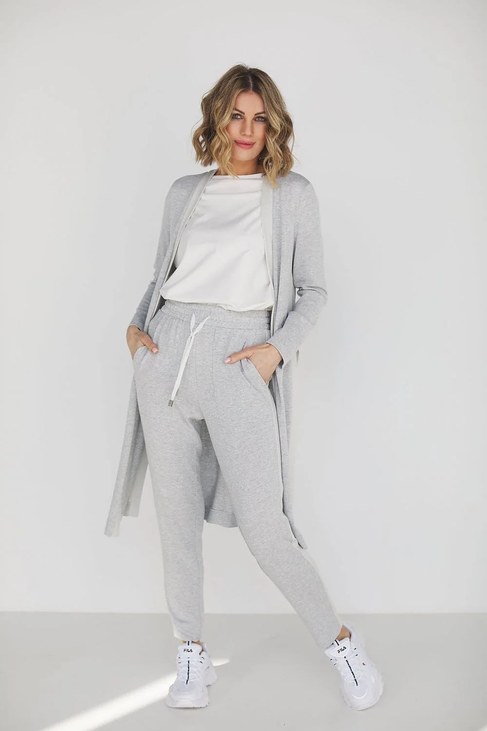 Ensemble sport-chic féminin complet en viscose et coton t-shirt blanc cardigan gris jogging ample sneakers blanches mode versatile femme