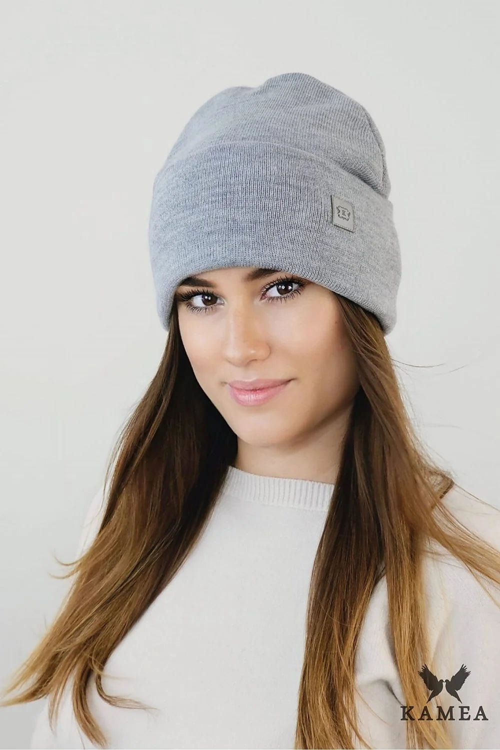 Bonnet pour femme en laine moderne et minimaliste, couleur gris, ajusté, front large, logo discret, automne-hiver