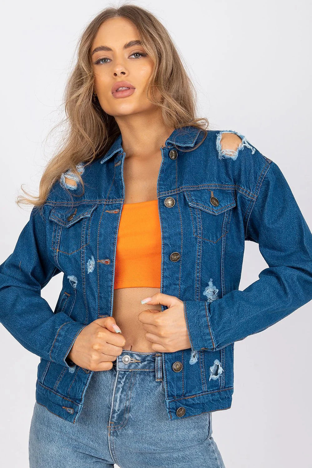 Veste en jean femme look vintage style urbain détails usés déchirures épaules tissu denim taille ajustable