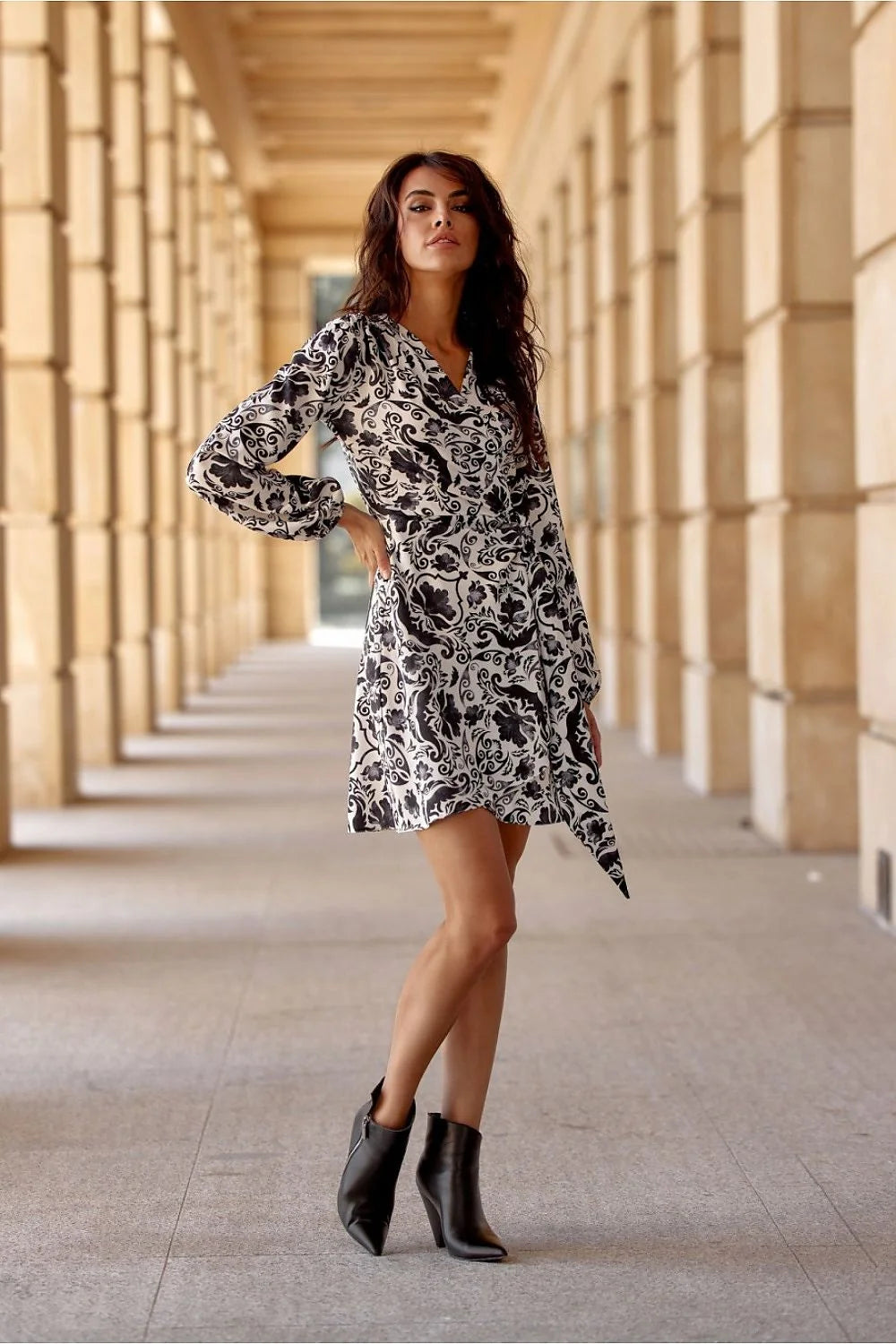 Robe de jour élégante motifs floraux noir et blanc ceinture intégrée manches longues femmes