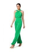 combinaison femme émeraude satinée sans manches encolure halter torsadée nouée cintrée taille haute pantalon jambes larges fluide élégante