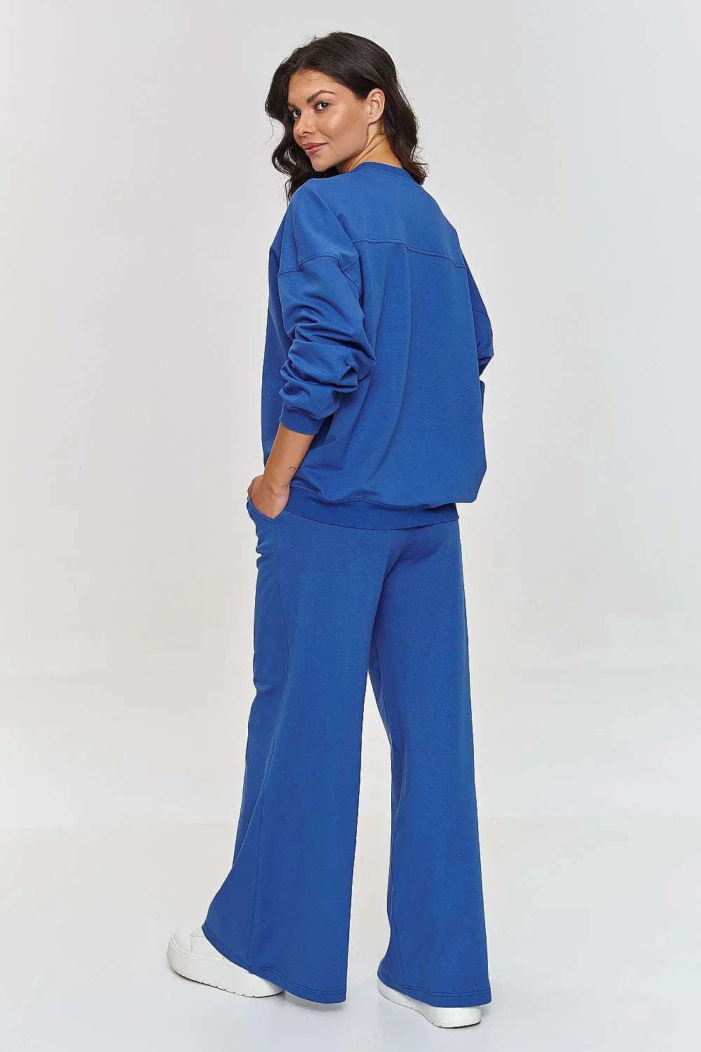 Tenue décontractée femme ensemble coordonné sweatshirt et pantalon bleu vif moderne style casual