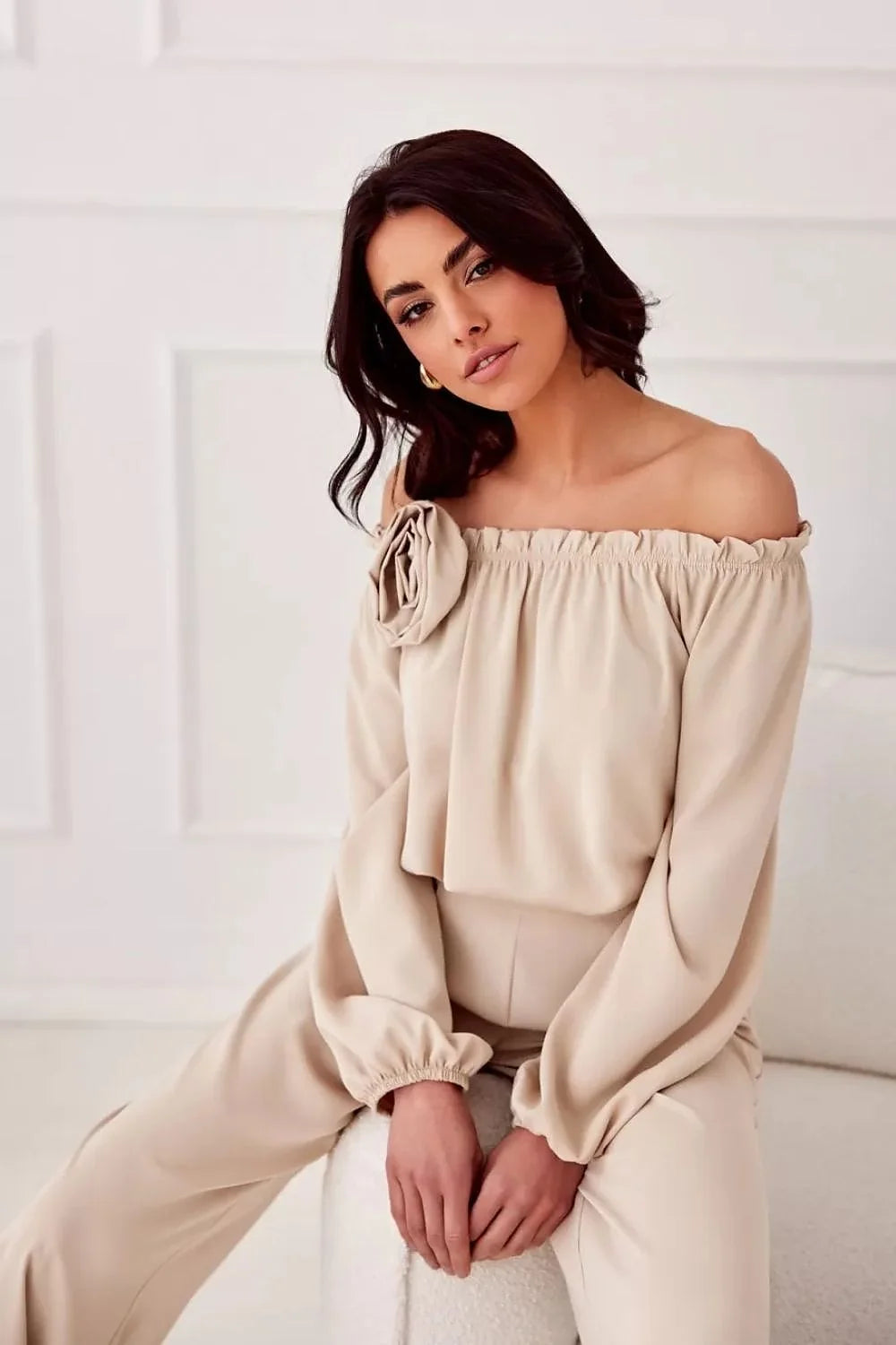 Ensemble féminin élégant off-the-shoulder beige clair top et pantalon tissu fluide occasion quotidienne et formelle femme