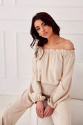 Ensemble féminin élégant off-the-shoulder beige clair top et pantalon tissu fluide occasion quotidienne et formelle femme