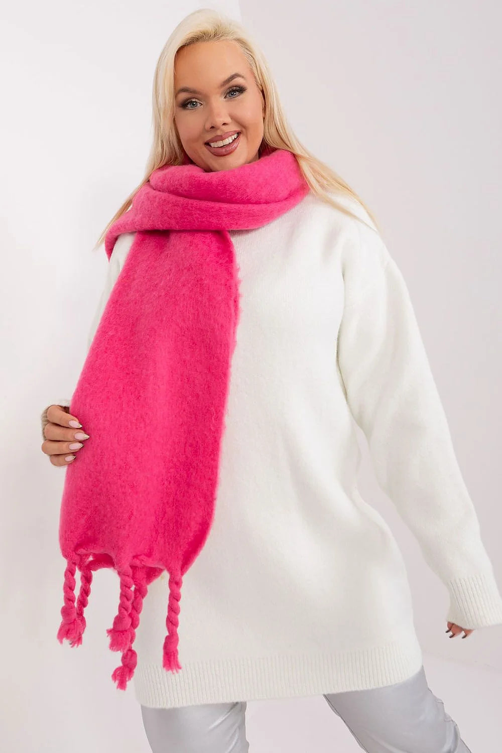 Écharpe longue en mohair rose vif avec franges tressées, assortie à un pull blanc côtelé, mode automne/hiver pour femme