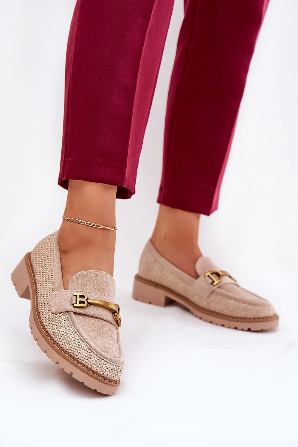 mocassins femme suède beige empiècements tressés bride décorative boucle dorée semelle crantée talon bas carré bout arrondi coutures fines confort