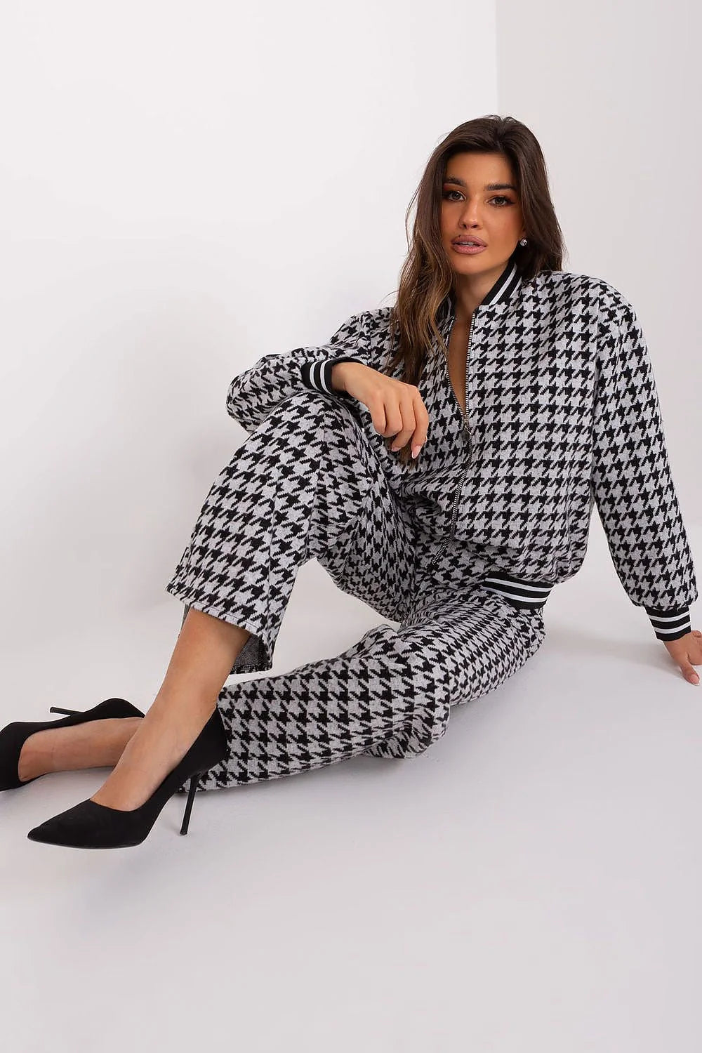 Ensemble Lakerta pour femme, veste bomber et pantalon large, motif pied-de-poule, polyester, confort, style élégant, occasion décontractée, coupe moderne, finitions côtelées, poches latérales, talons élégants, matériau fluide, vêtement mode