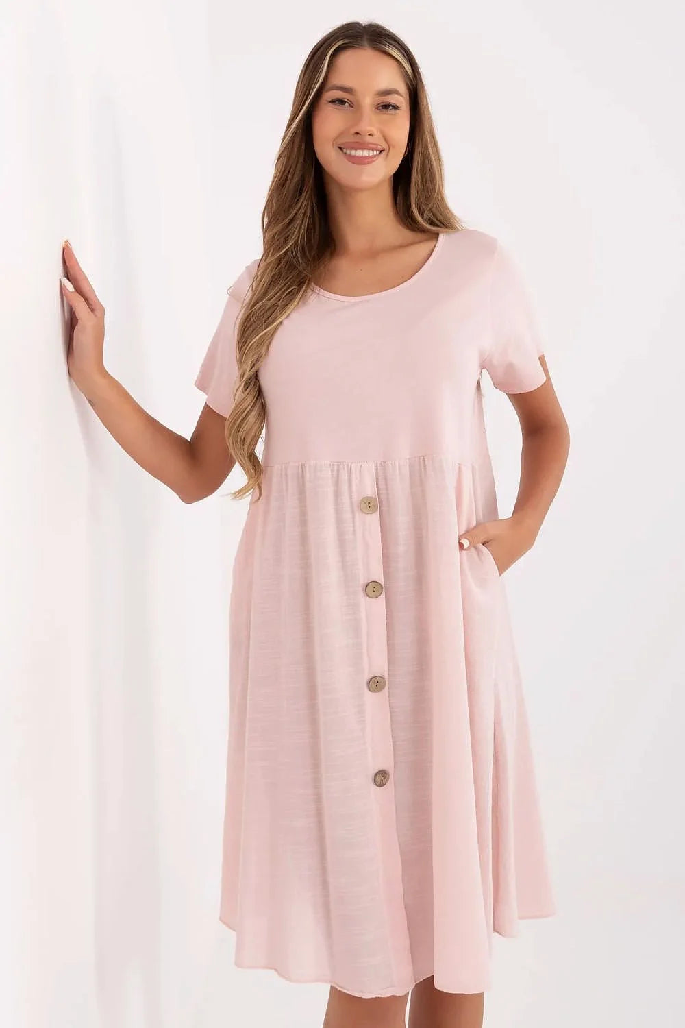 Robe féminine estivale style minimaliste couleur rose pastel coton lin empire coupé hauteur taille manches courtes poches boutons décoratifs