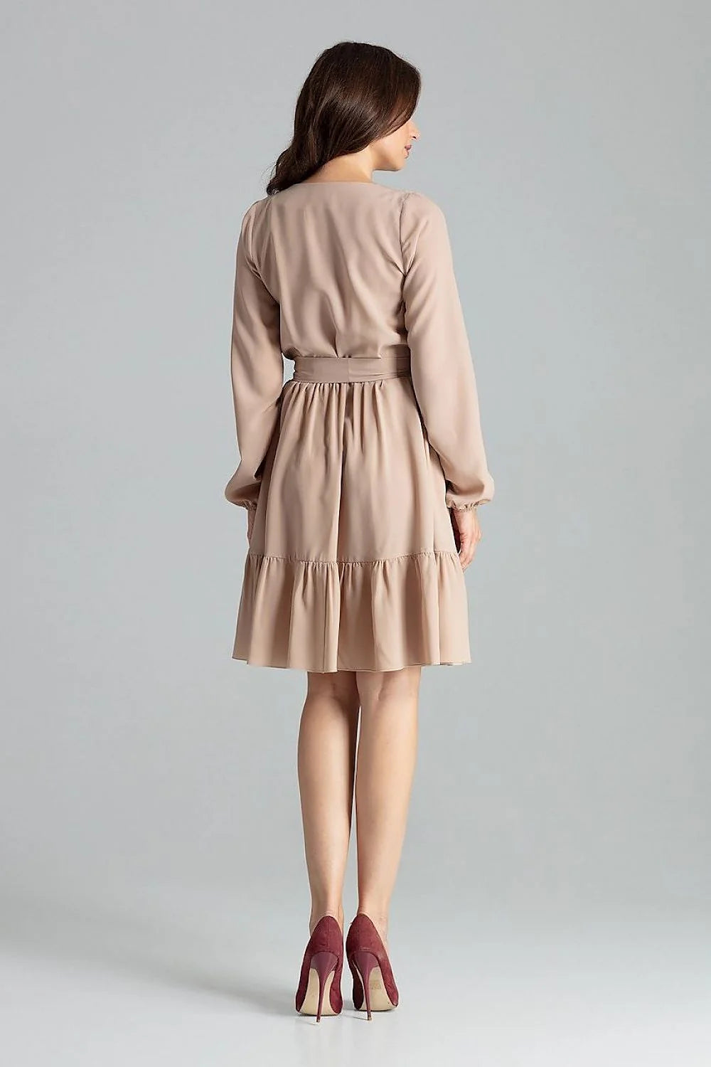 robe cocktail beige portefeuille mi longue manches longues fronces volants ceinture nouée taille marquée col V chiffon fluide élégante