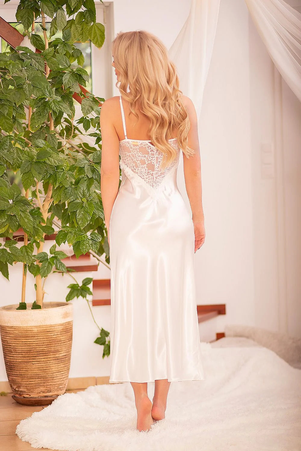 Robe de nuit élégante longue en dentelle noire et satin bleu femme, style sophistiqué, confort optimal