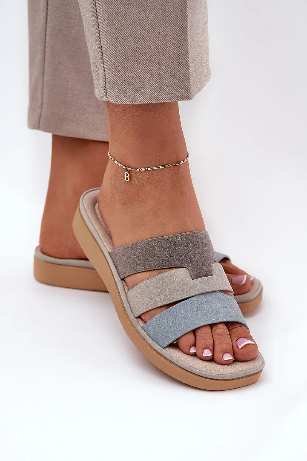 Sandales femmes design moderne épuré matériau écologique sueded cuir naturel semelle 2.5 cm ouvertureorte aération été