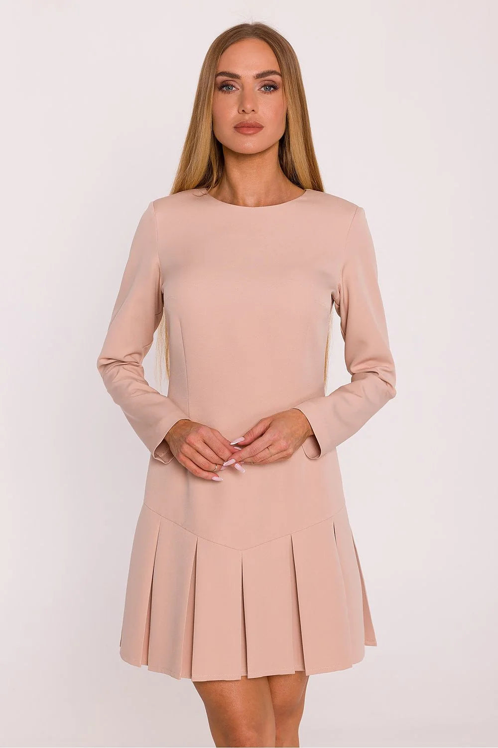 robe courte manches longues col rond rose poudré coupe droite ajustée jupe plissée crêpe structuré minimaliste