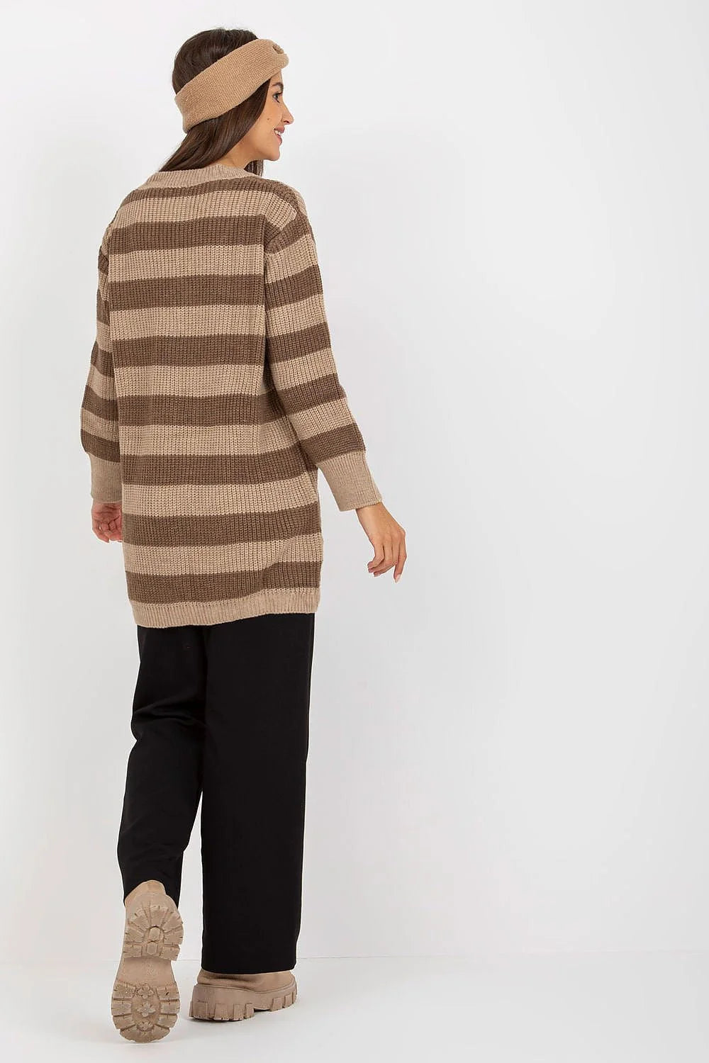 ensemble femme automne hiver pull rayures beige brun oversize maille cotelee colVprofond manches longues pantalon noir bandeau chaussures semellecrantee