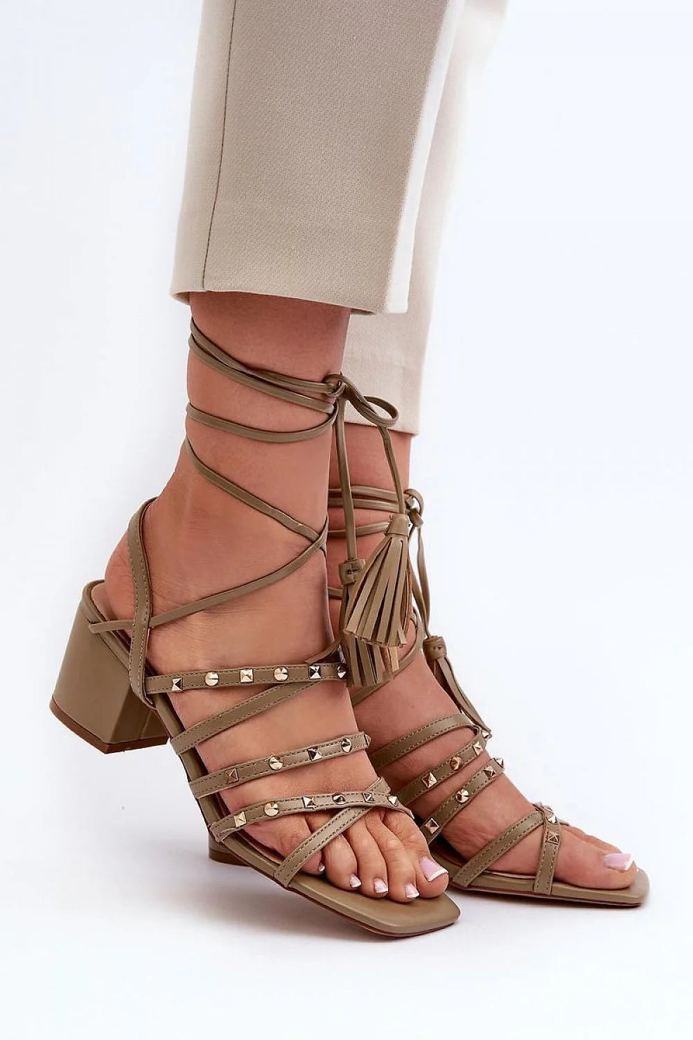 Sandales élégantes pour femme couleur taupe, talon carré 6.5 cm, lanières entrelacées, clous dorés, semelle intérieure rembourrée, sandales ouvertes pour été