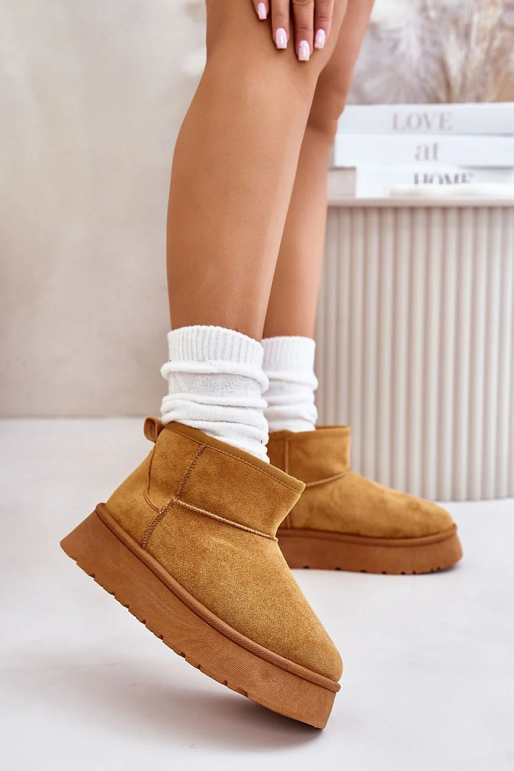 Bottes de neige pour femmes en suédine écologique, design moderne, plateforme confortable, fourrure intérieure, style urbain, hauteur 9.5 cm, couleur camel