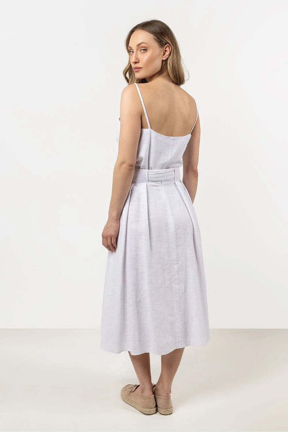 Robe féminine élégante en coton blanc encolure V bretelles spaghetti ceinture assortie robe midi occasion spéciale été