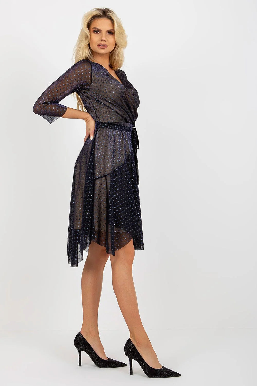 Robe de cocktail élégante transparente pois bleu nuit manches 3/4 décolleté V ceinture taille ajustable jupe asymétrique femme