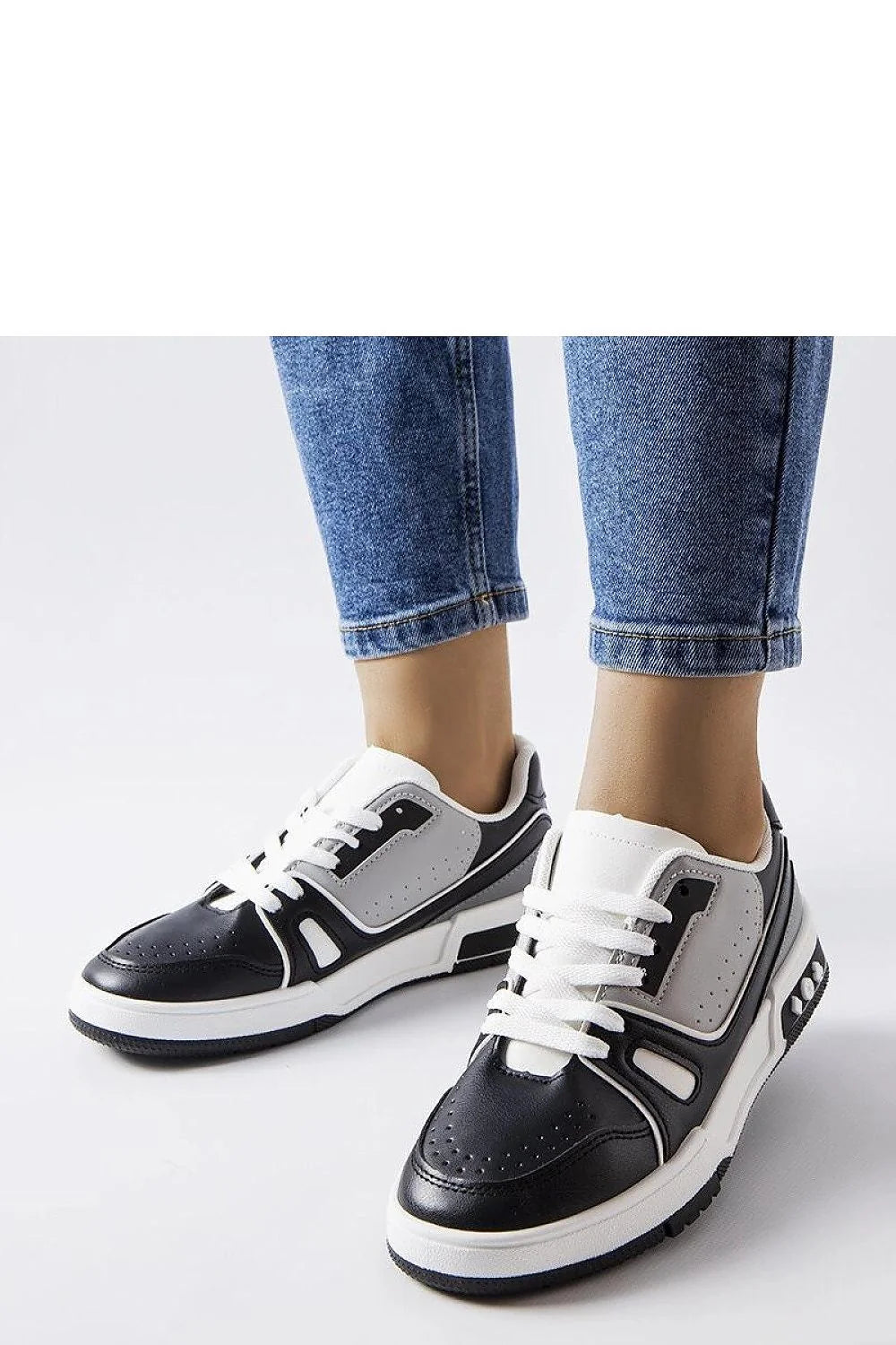 Baskets pour femmes modernes sport-chic design basse perforée cuir synthétique textile noir blanc gris amorti舒适