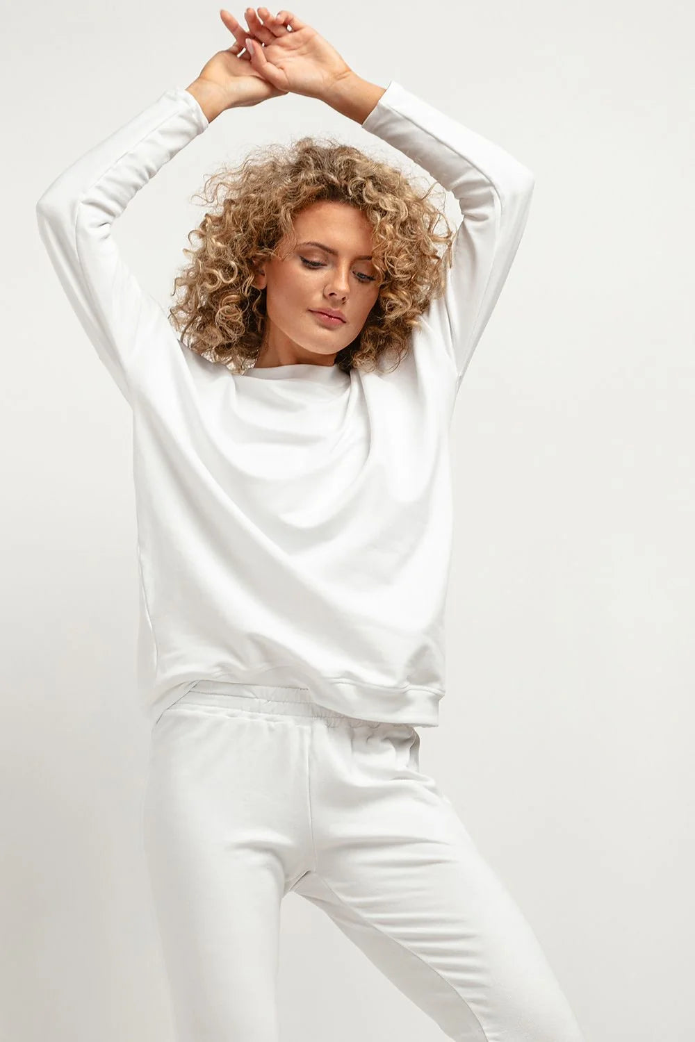 Sweatshirt et pantalon femme en maille douce minimaliste moderne couleur blanche 100% coton polyester confortable coupe ample élastique