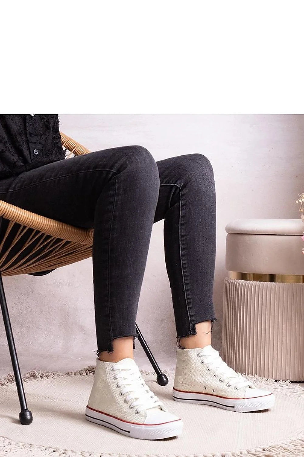 baskets montantes femme toile blanche semelle caoutchouc rouge lacets blancs œillets métalliques renfort cheville flexible antidérapante silhouette épurée casual rétro