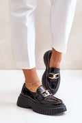 Chaussures basses en cuir verni noir pour femme, style moderne, semelle épaisse, détails dorés, mocassins élégants et confortables
